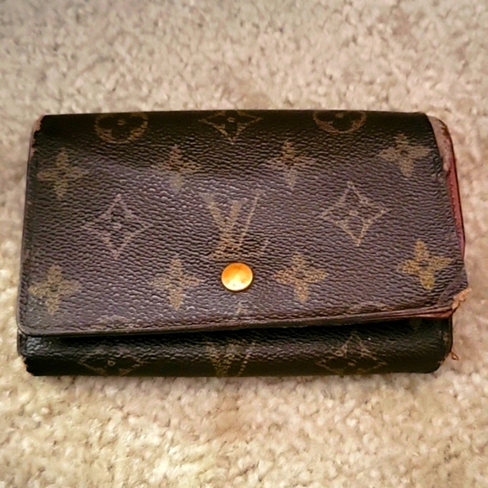 10.LV MONOGRAM WALLET